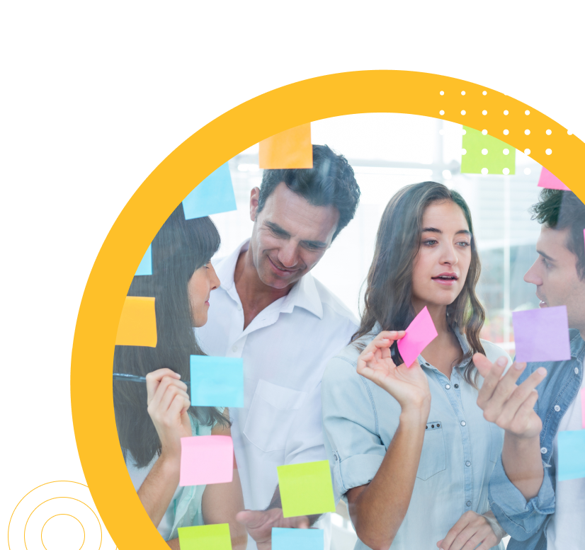 Un groupe de personnes rassemble leurs idées sur des post-its de couleurs.